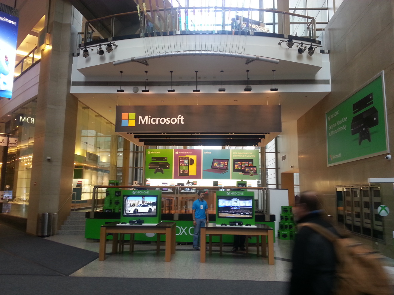 photo of Microsoft's retail store chain flounders in stark contrast to busy Apple Stores image