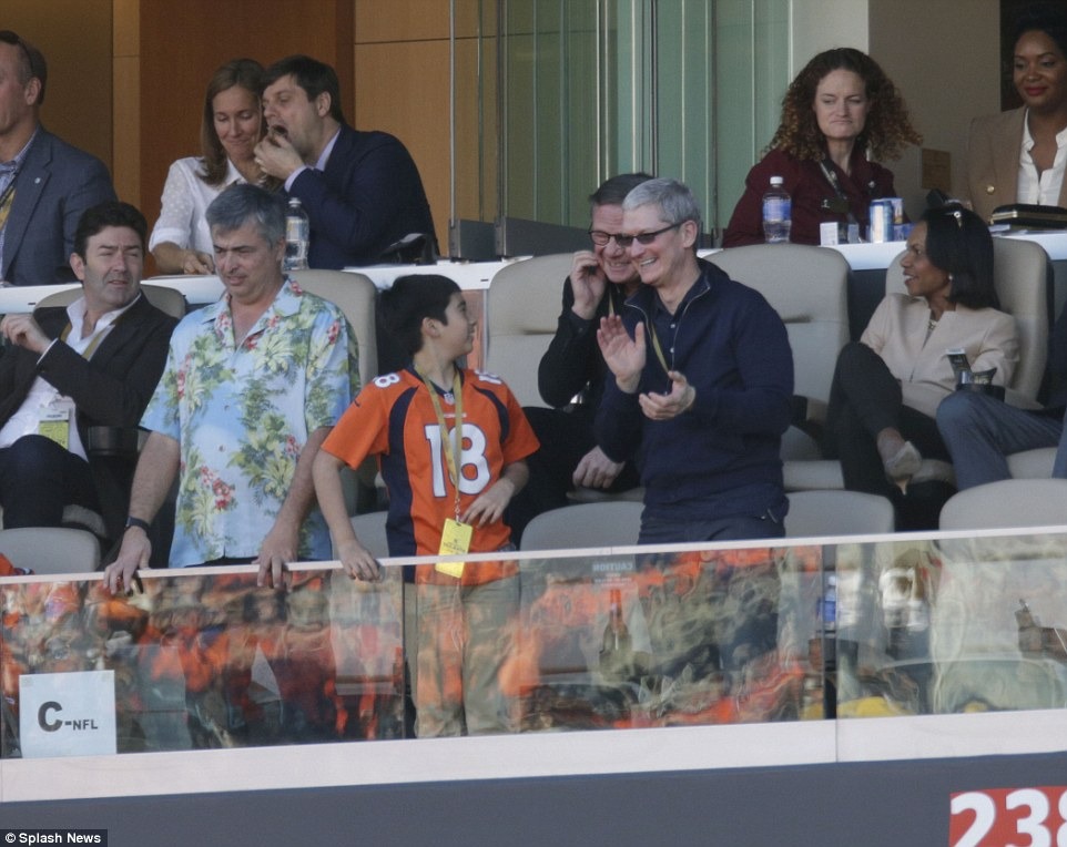 photo of Apple's Tim Cook, Eddy Cue attend Super Bowl 50 amid talks of NFL streaming deal image